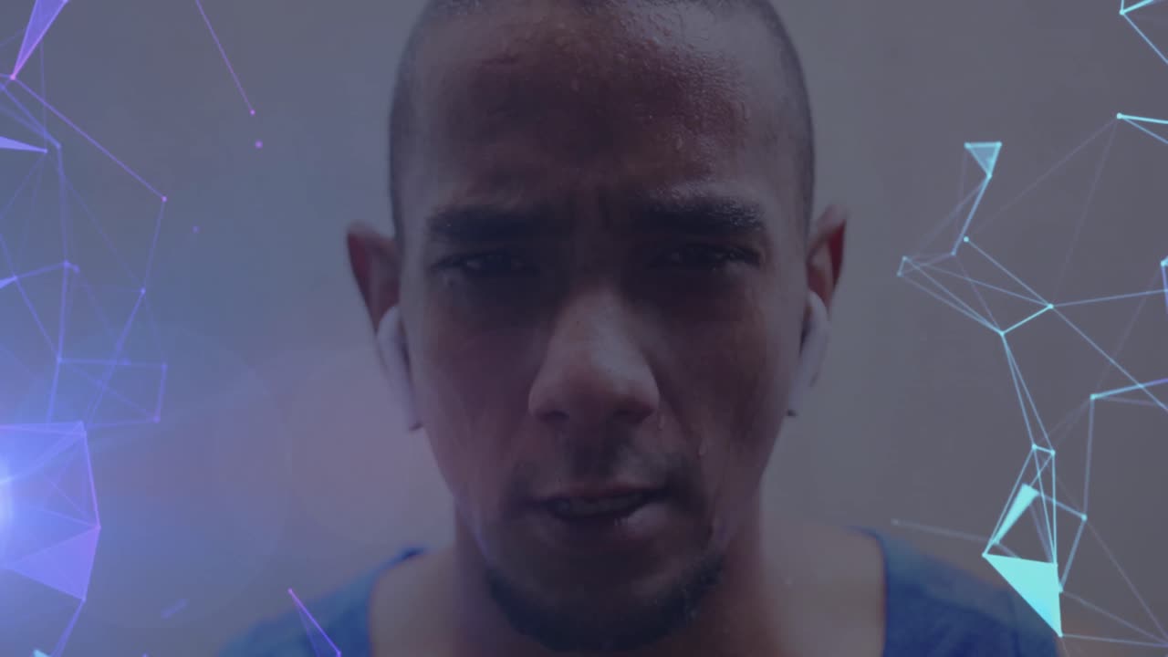 animación de redes púrpuras y azules brillantes sobre el retrato de un atleta masculino decidido haciendo ejercicio