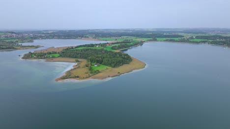 isla con bosque de pinos en el lago chiemsee en baviera