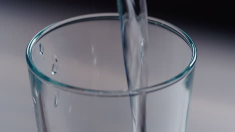 Wasser-In-Ein-Glas-Gießen