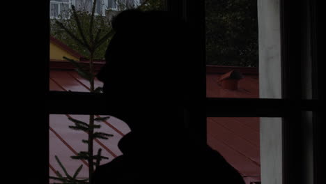 silueta de un sacerdote en la iglesia