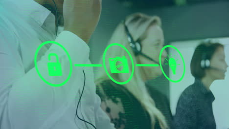 animación de una red de iconos digitales sobre diversos empresarios en la oficina