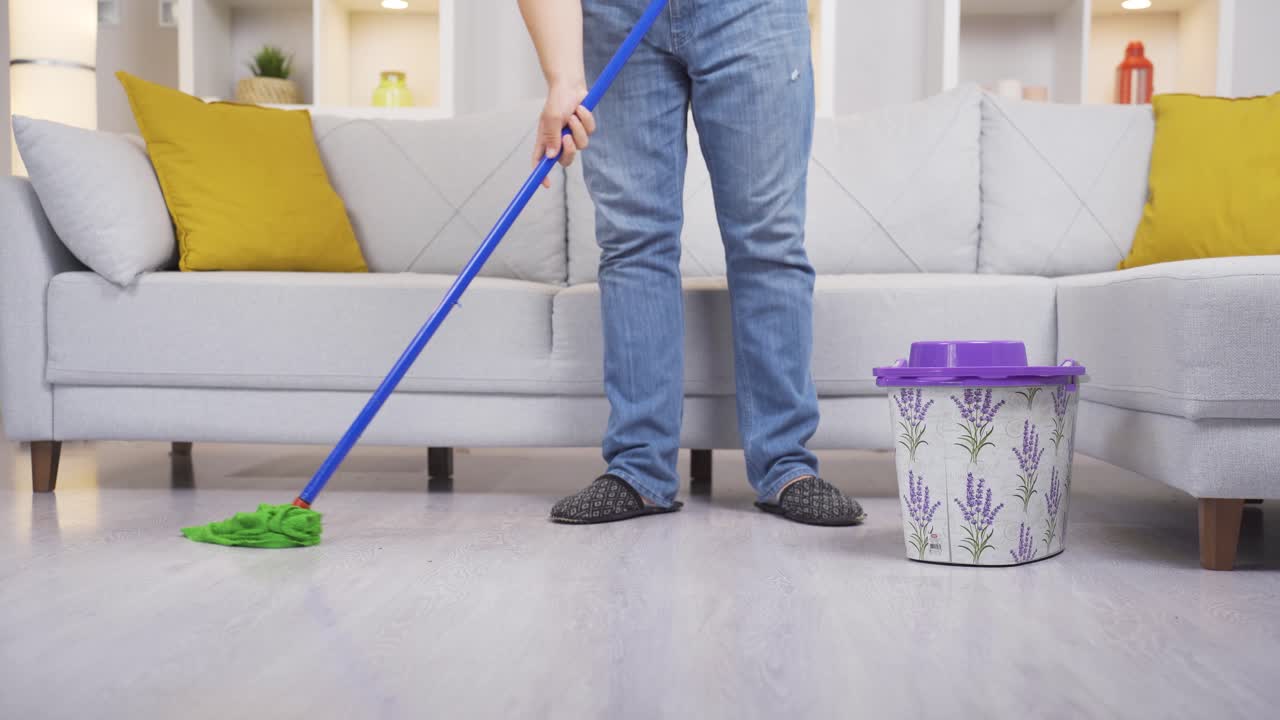 el hombre torpe que se resbaló en casa.