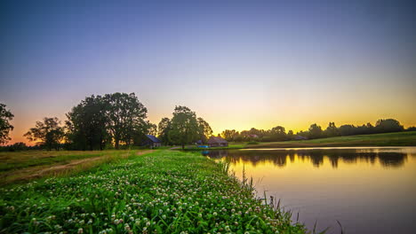 Zeitraffer-Des-Sonnenaufgangs-Bei-Klarem-Himmel-Mit-Teich-Und-Bäumen