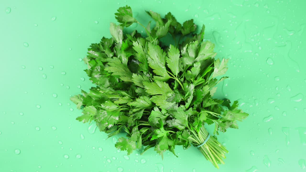 el útil paquete de perejil gira lentamente.