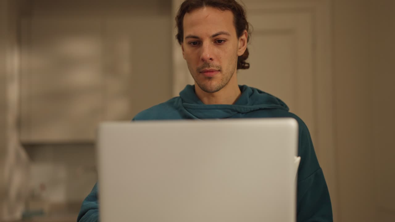 hombre usando laptop