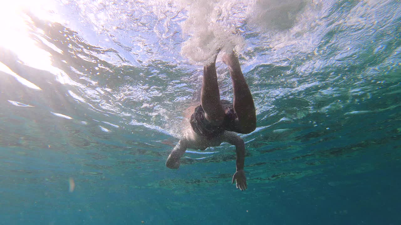 Immersioni in apnea nell'oceano blu con action cam a Playa Chen Rio, isola di Cozumel, Riviera Maya, Messico