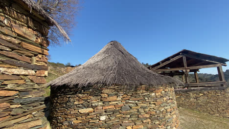 impresionante fotografía de una pequeña casa o cabaña artesanal muy pintoresca y hermosa ubicada en las montañas cerca del lago de ribera del duero en españa