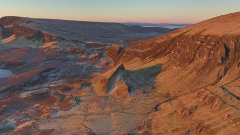 antiguos acantilados de deslizamiento de tierra bañados en la luz del amanecer de invierno