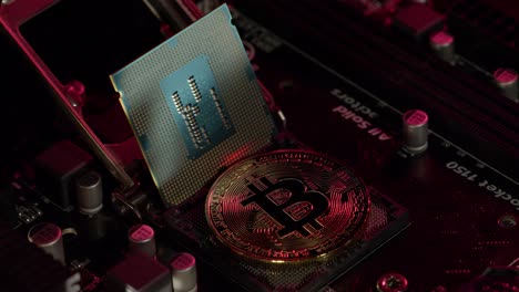 Bitcoin-BTC-Und-CPU-Zentralprozessor-Auf-PC-Motherboard-Mit-Digitaler-Technologie,-Mining-Von-Kryptowährung