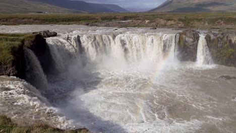 Arco-Iris-En-La-Cascada-Godafoss-En-El-Norte-De-Islandia.