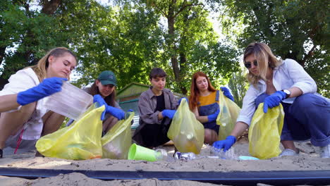 voluntarios de la comunidad limpiando una playa