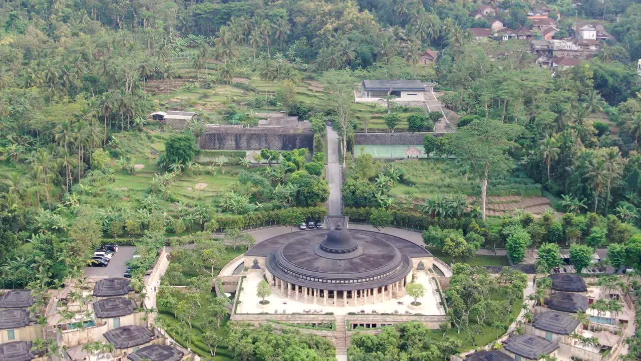 Rumah pribadi mewah mengelilingi candi besar di Indonesia, pandangan udara.