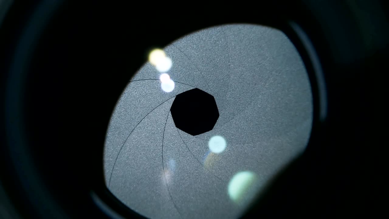 카메라 프라임 렌즈: 조명과 함께 닫는 카메라 구의 클로즈업