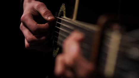 Increíble-Detalle-Tiro-Enfoque-En-Movimiento-De-Un-Hombre-Tocando-La-Guitarra