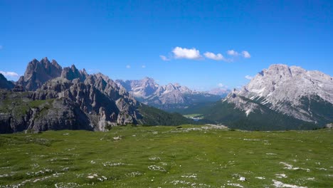 Nationalpark-Drei-Zinnen-In-Den-Dolomiten.-Wunderschöne-Natur-Italiens.