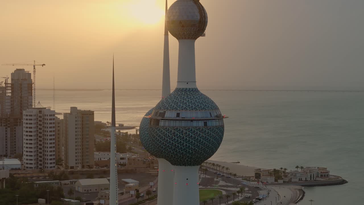 el sol se revela detrás de las famosas torres de kuwait en la ciudad de kuwait