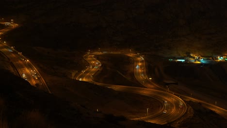rutas de luces de tráfico a lo largo de la carretera de zig-zag en al-hada, región de taif de arabia saudita