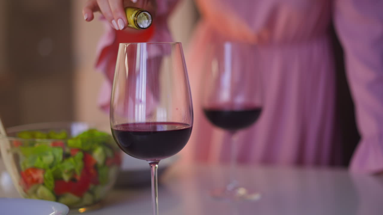 una dama cruel añade veneno mortal en el vidrio odiado de un pariente