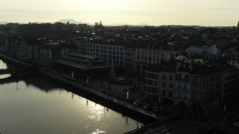 Markthalle-Von-Bayonne-Am-Flussufer-Bei-Sonnenuntergang-Mit-Weihnachtsbaum,-Frankreich