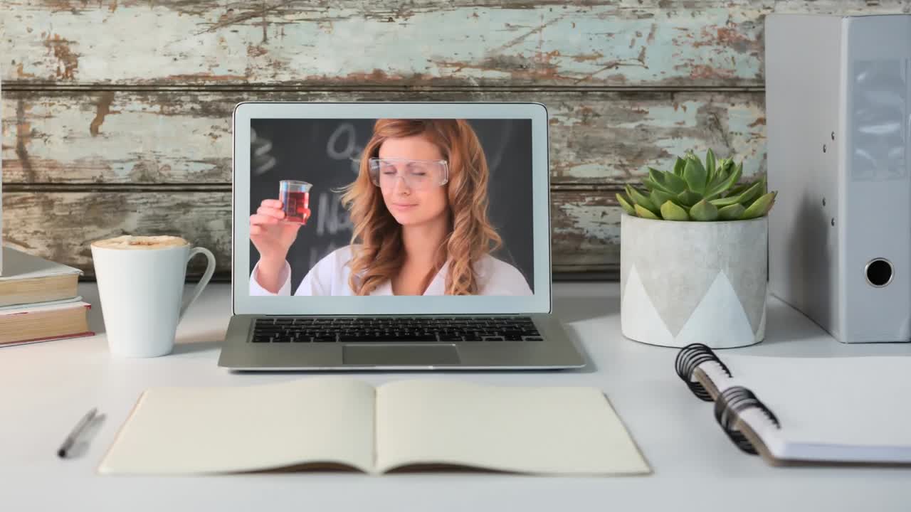 Animation eines Laptops, der eine kaukasische Wissenschaftlerin mit Schutzbrille zeigt.