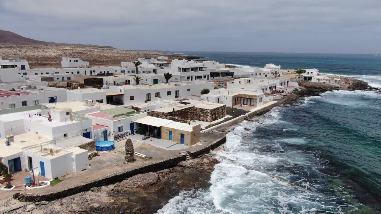 vista de drones del puerto de la graciosa cerca de la isla de lanzarote, islas canarias, españa
