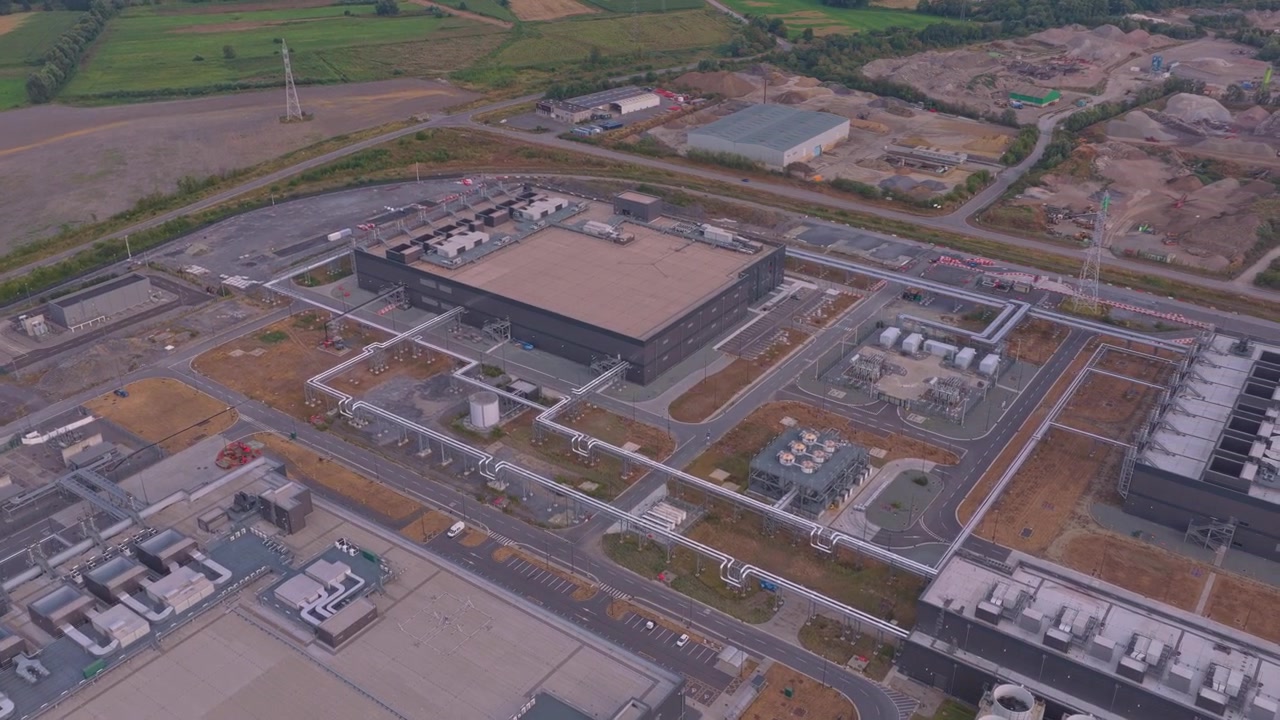 Luftfoto af stort industrielt datacenteranlæg