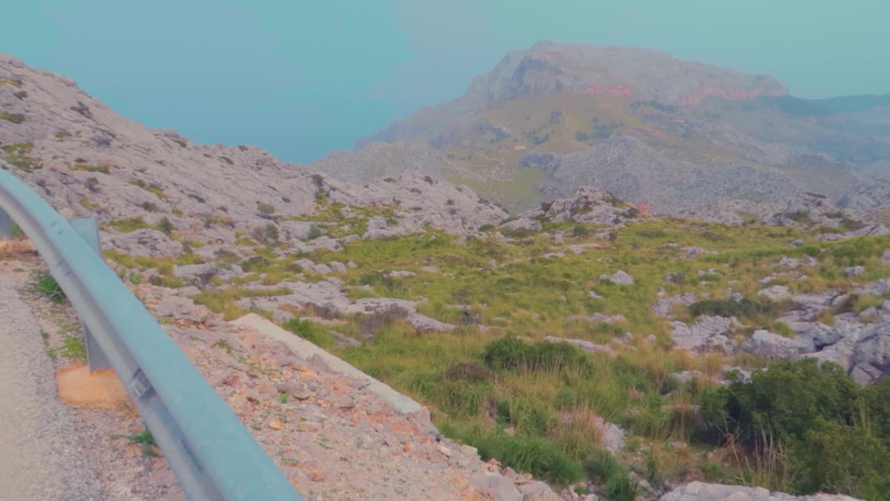 스페인 마요르카의 고속도로에서 청록색 하늘을 배경으로 한 산지 탈출의 그림 같은 패닝 뷰