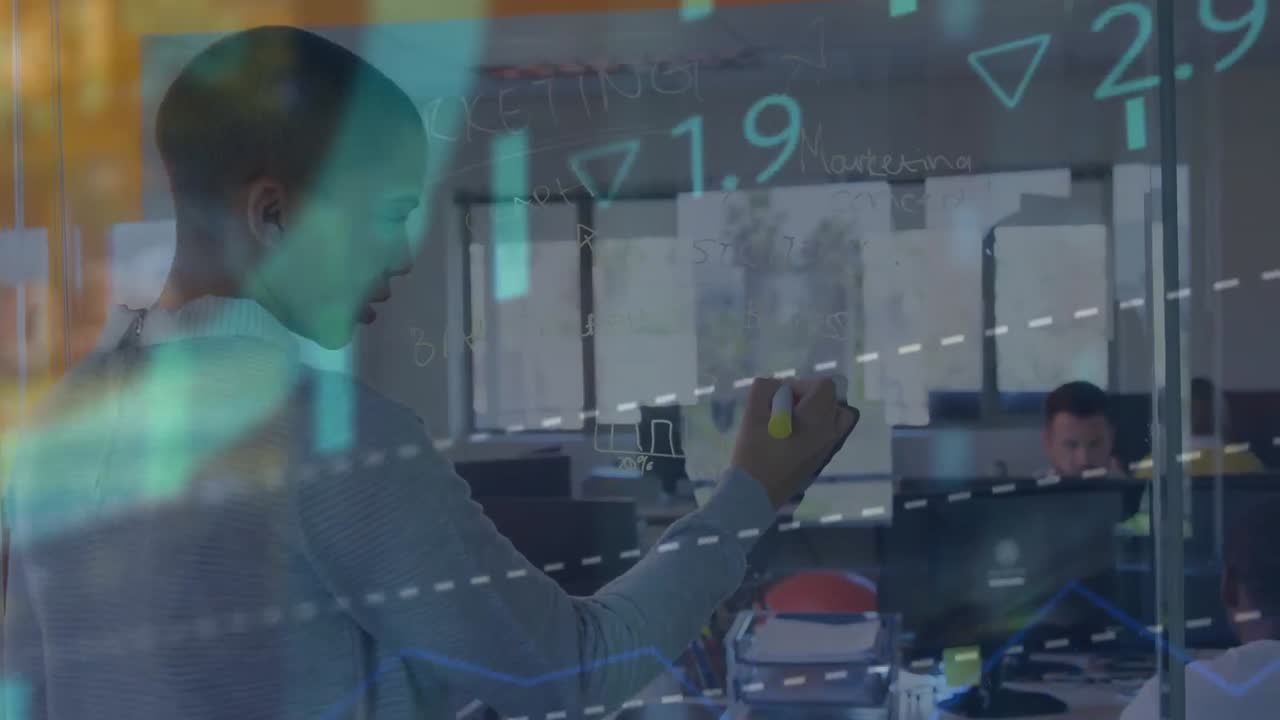 animación del procesamiento de datos del mercado de valores sobre una mujer afroamericana que escribe en un tablero de vidrio
