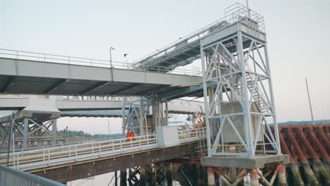 Seitenwand-Des-Fährterminals-In-Der-Abfahrtsbucht-Vancouver-Island