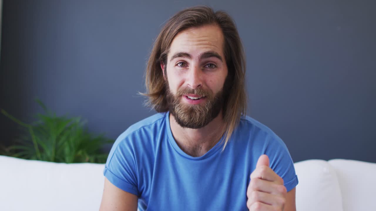 집 에서 소파 에 앉아서 비디오 통화 를 하는 백인 남자 의 초상화