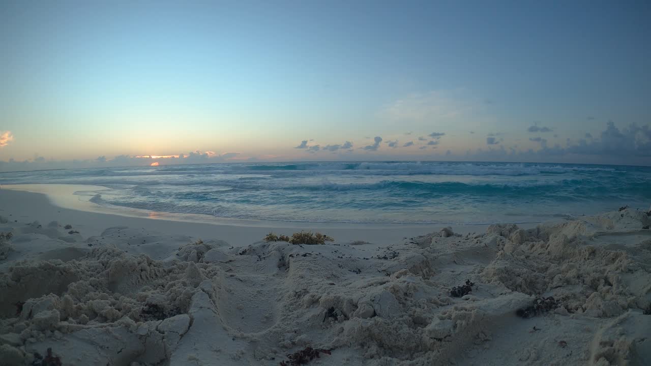 el lapso de tiempo de un vibrante amanecer en la playa de cancún, méxico