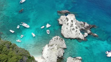 varios barcos navegan en el azul cristalino visto desde el acantilado de la isla tremiti en italia, y se usó un dron para capturar la hermosa vista