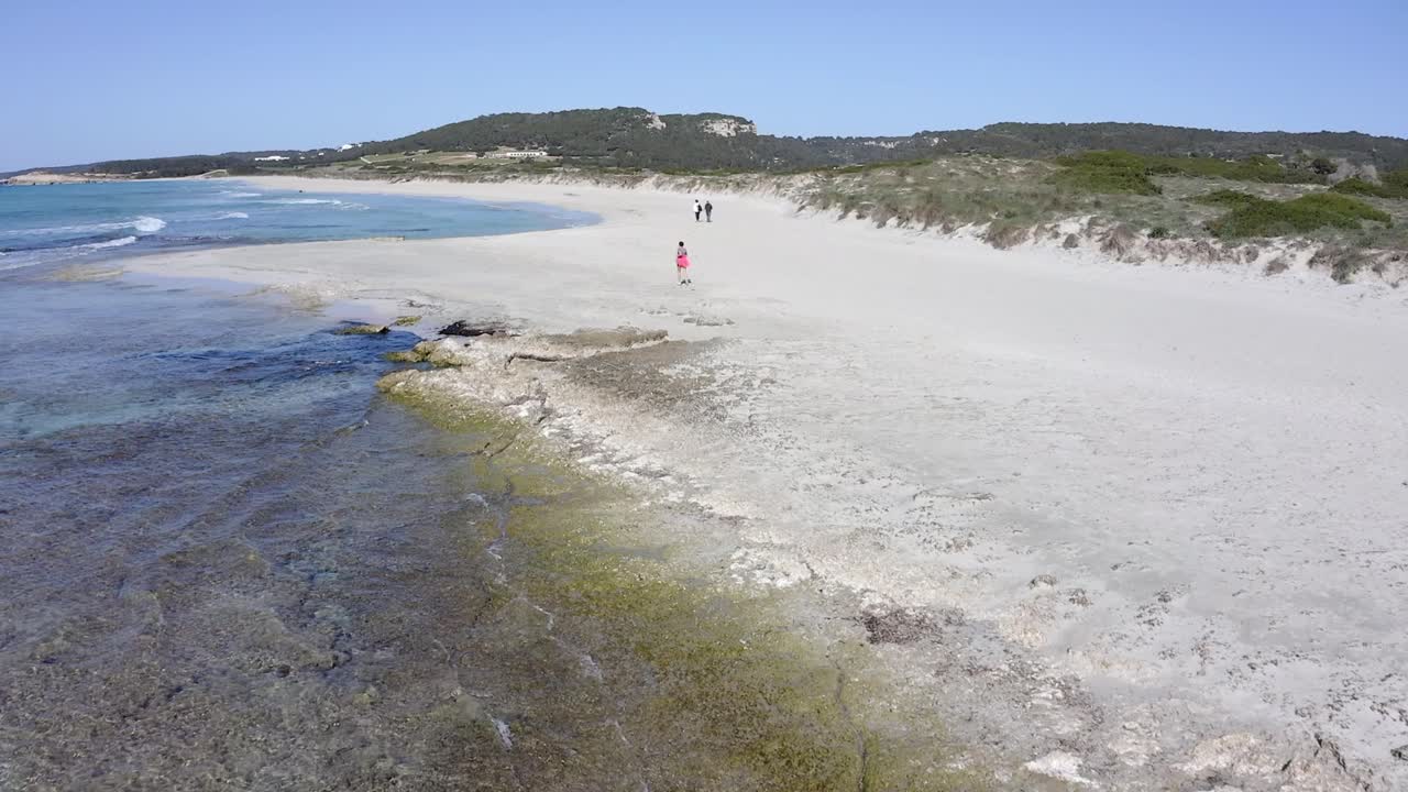 스페인 의  ⁇  부 해변 을 따라 달리는 사람 들