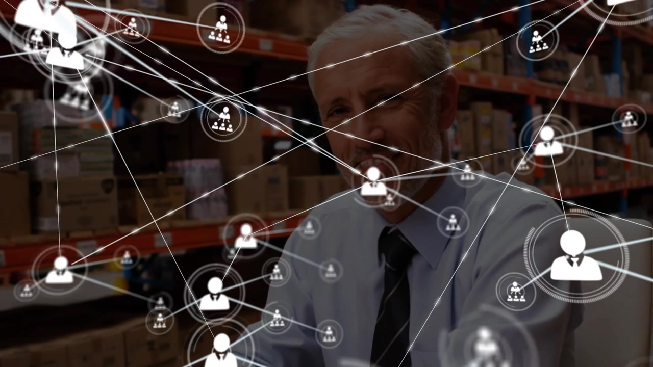 Uomo che digita alla scrivania della logistica, icone di profilo che generano una rete sovrapposta all'uomo e agli scaffali