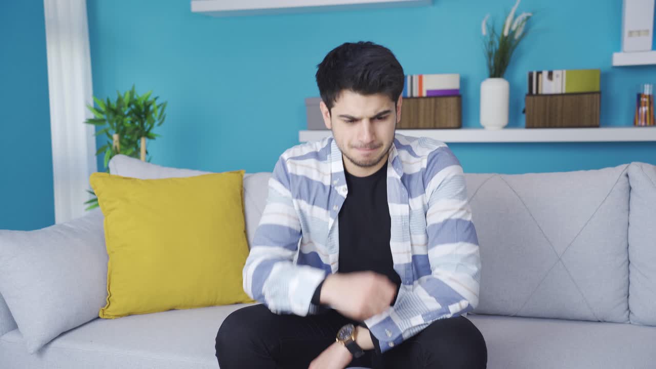 실패한 젊은이는 화가 나고 실망합니다.