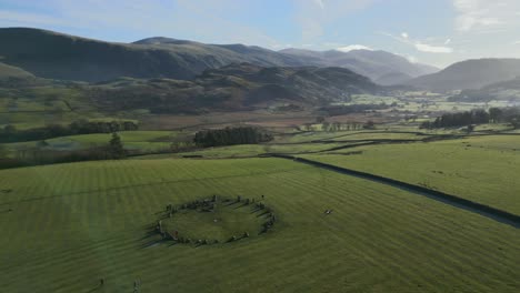 Alter-Steinkreis-Im-Feld-Mit-Umlaufbahn,-Der-Berge-Und-Nebliges-Tal-Am-Herbstmorgen-Am-Castlerigg-Stone-Circle,-Englischen-Lake-District-National-Park,-Cumbria,-Großbritannien,-Enthüllt