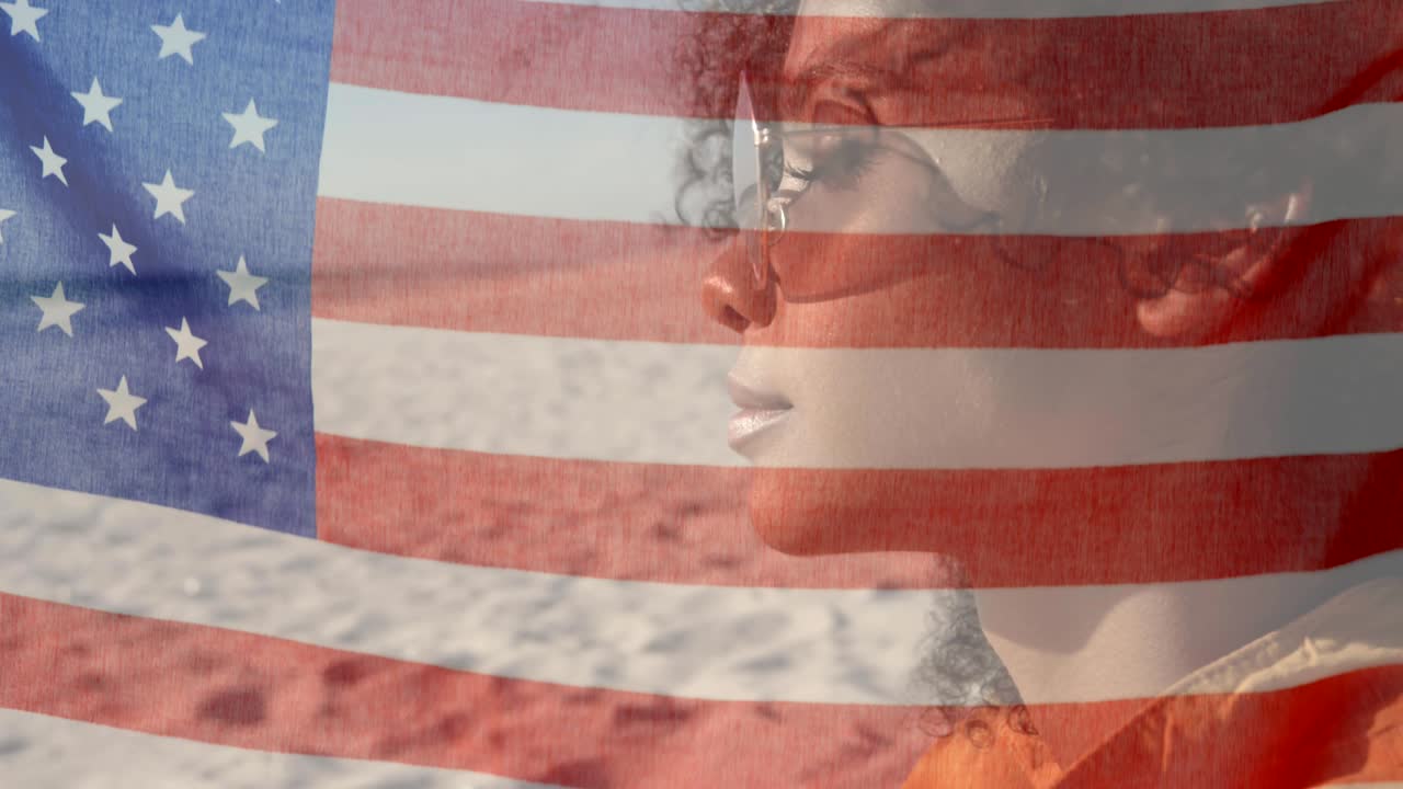 animación de la bandera estadounidense ondeando sobre una mujer con gafas de sol sentada en la playa por la costa