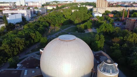 Un-Círculo-Perfecto,-Semicírculo-Alrededor-Del-Planetario-Gran-Vista-Aérea-Curva-Panorámica-Vuelo-Imágenes-De-Drones-De-Berlín-Prenzlauer-Berg-Allee-Verano-2022