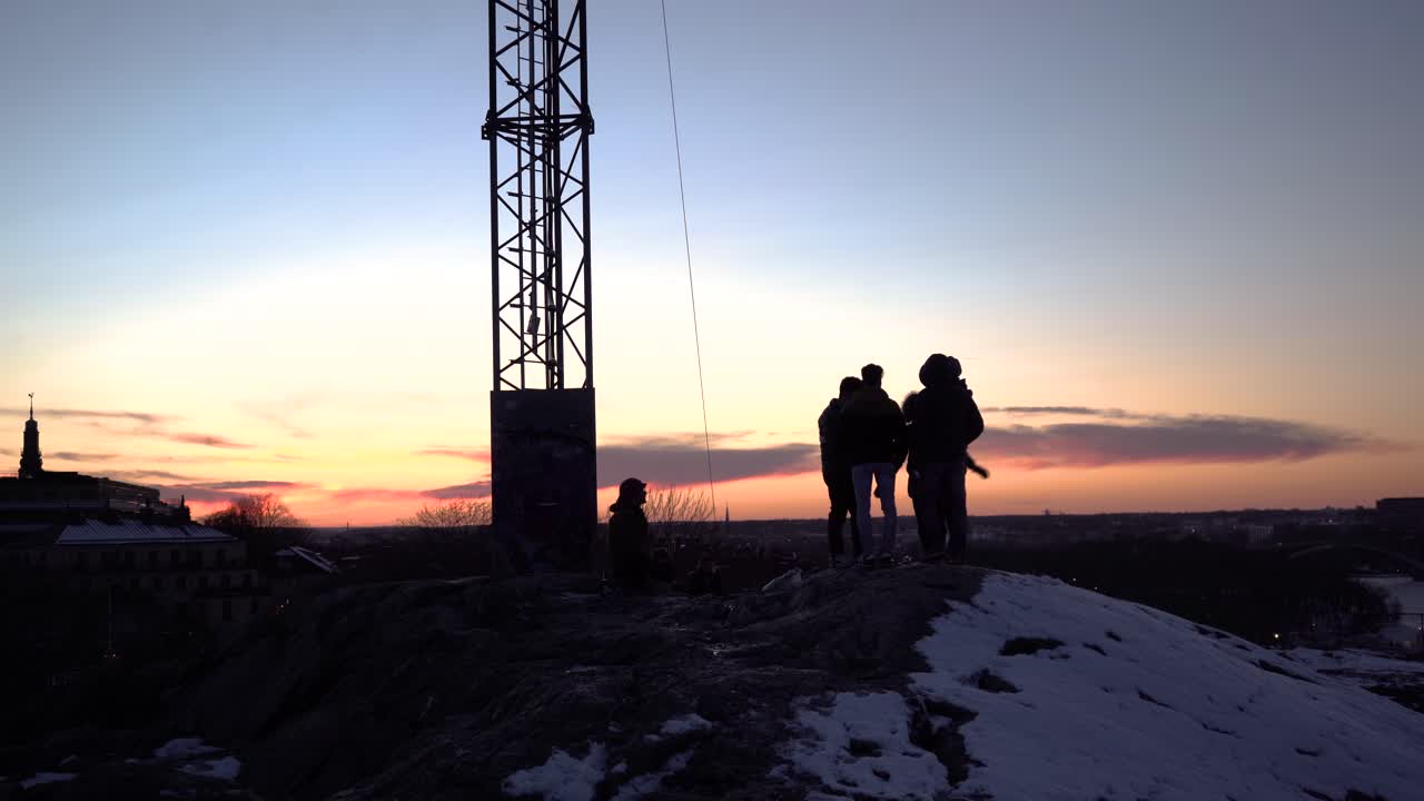 gente bebiendo y divirtiéndose