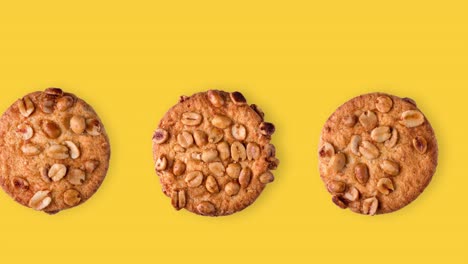 animación de bucle sin costuras de galletas de maní. una fila de diferentes pasteles caseros en un fondo amarillo