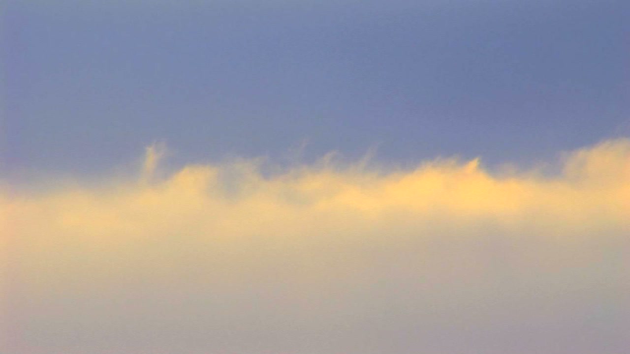 푸른 하늘 아래 움직이는 구름의 저속 촬영