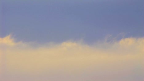 toma de lapso de tiempo de nubes moviéndose bajo un cielo azul