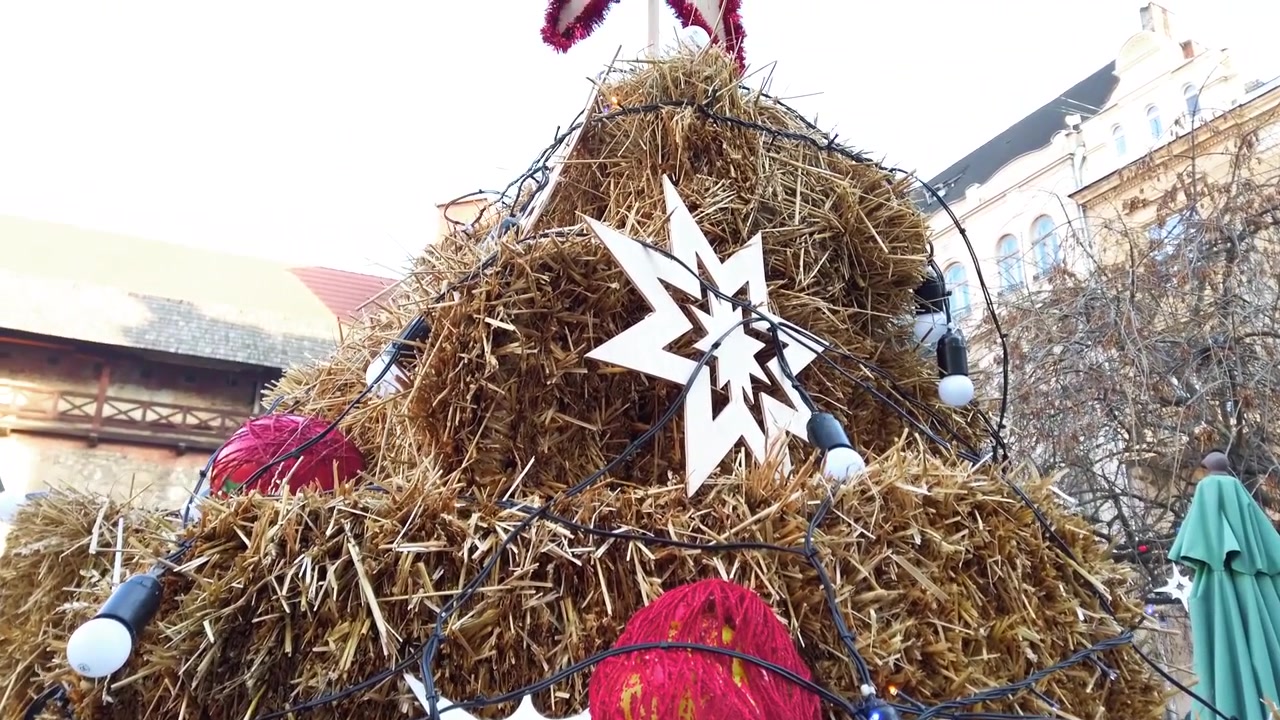Julekomposition af hø og guirlander