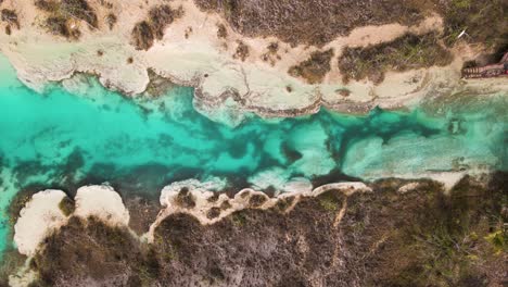 vista aérea de drones de los increíbles "rápidos" de los rápidos con agua cristalina y estromatolitos ubicados en bacalar, méxico en 4k