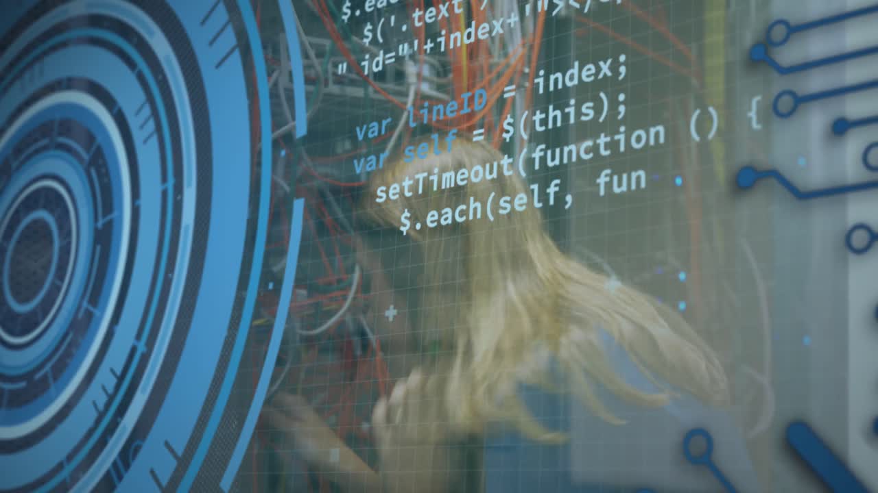 animación de la interfaz con el procesamiento de datos sobre ingeniera caucásica que trabaja en la sala de servidores