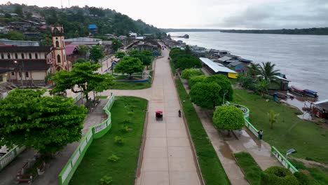 contamana, provincia de ucayali, perú' - pequeña ciudad en la selva tropical del río amazonas aislada