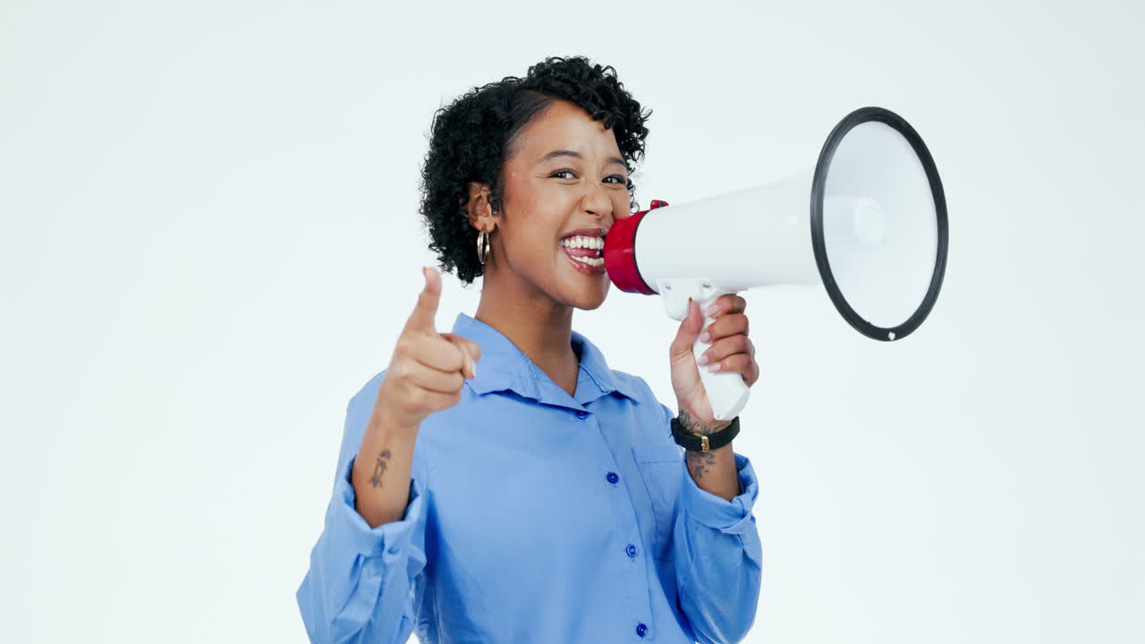 cara, megáfono y mujer con apoyo