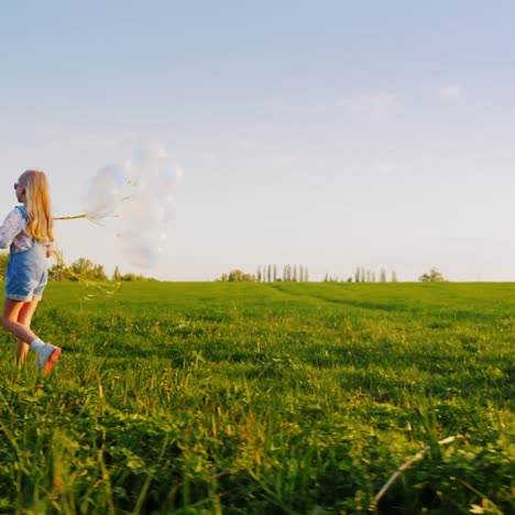 Sorgloses-Kind-Mit-Luftballons,-Das-Auf-Dem-Feld-Herumläuft