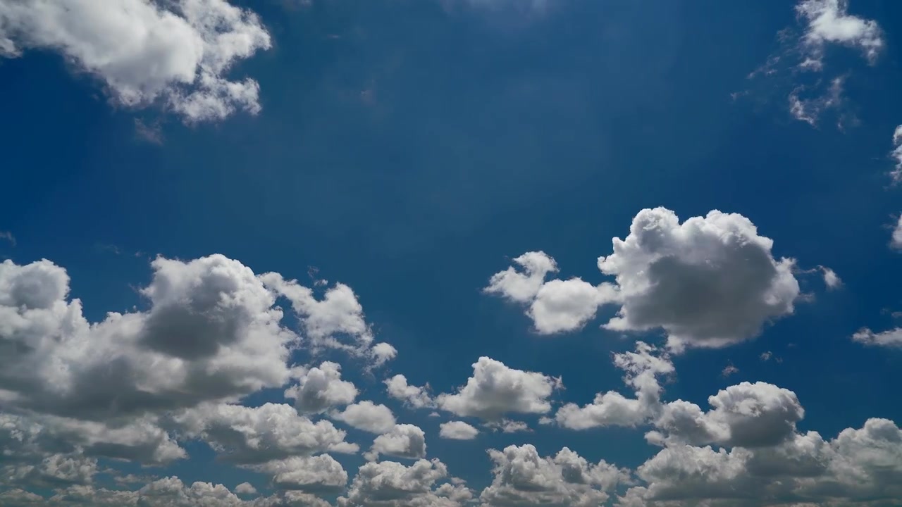 Lapso de tiempo de nubes blancas moviéndose a través de un cielo azul profundo