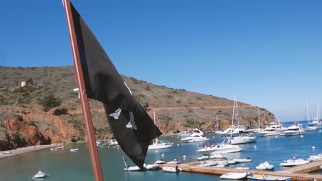 Una-Bandera-Pirata-Ondeando-Al-Viento-En-La-Isla-Catalina